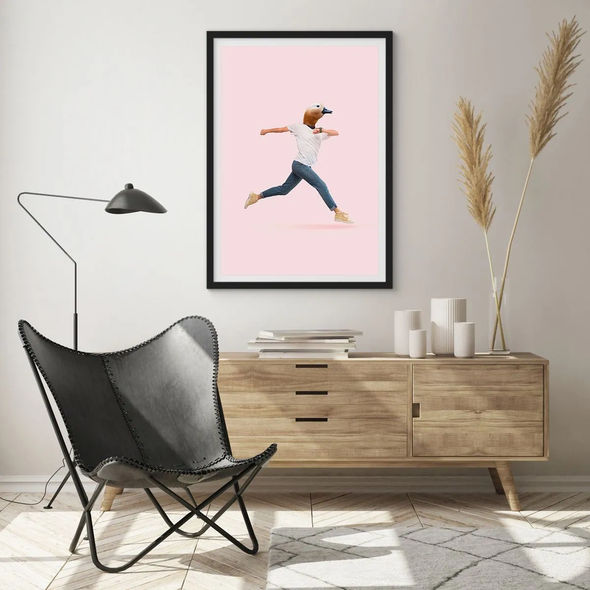 Plakat w czarnej ramie - Postać w biegu z głową ptaka na różowym tle - 50x70cm - Szczypta absurdu - Nowoczesna dekoracja ścienna do salonu i sypialni ARTTOR