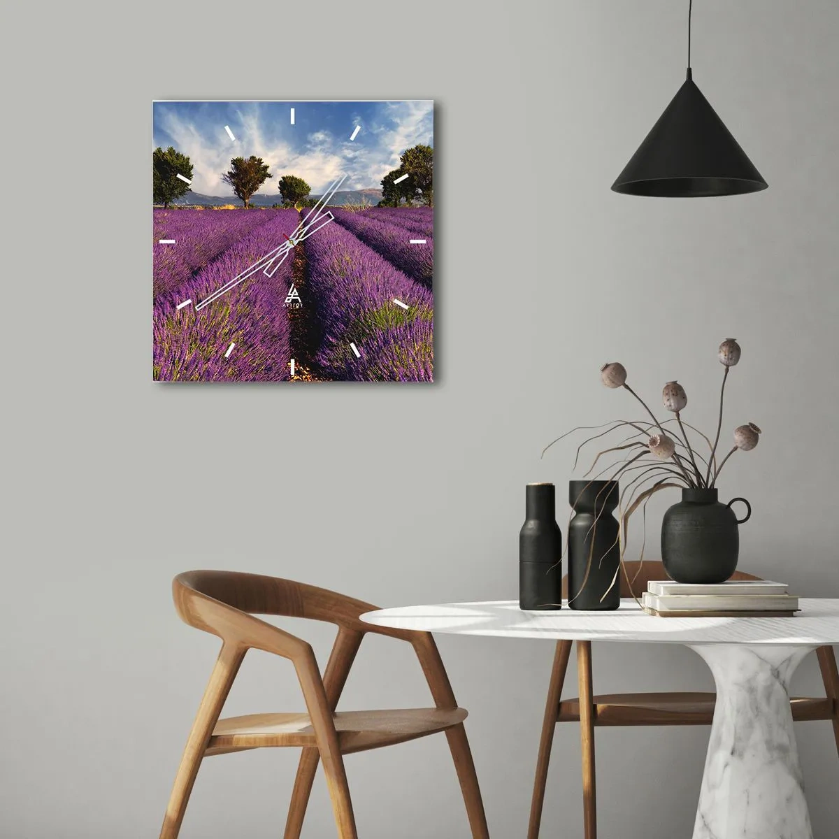 Zegar ścienny - Pole lawendy z drzewami na tle gór i nieba - 30x30cm - Lawendowe łany - Nowoczesna dekoracja ścienna do salonu i sypialni ARTTOR
