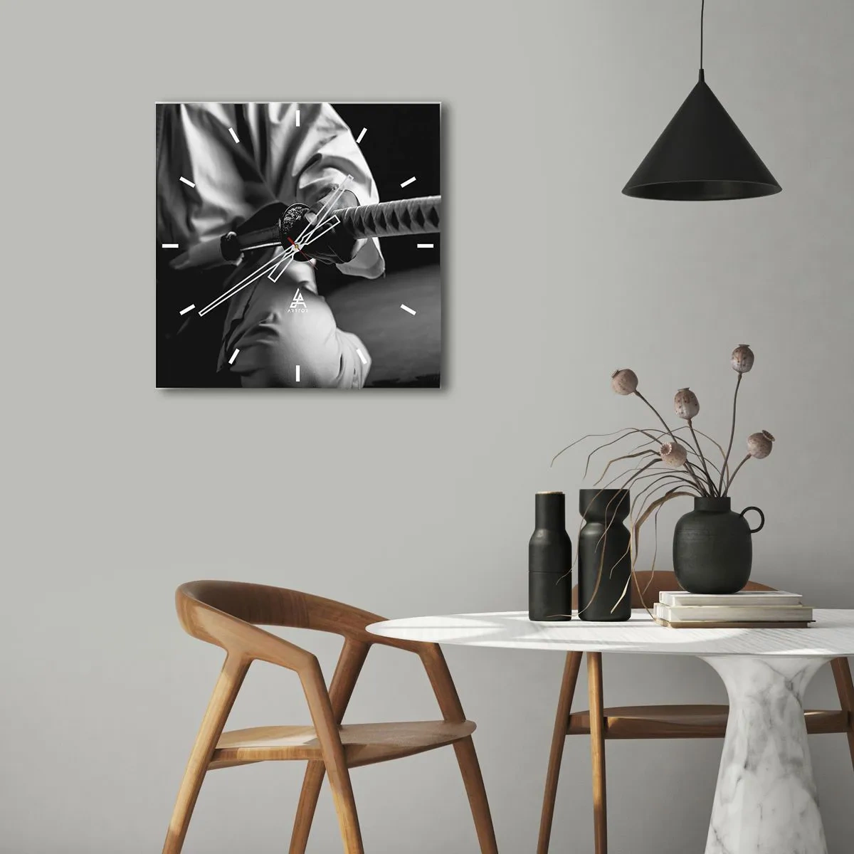 Zegar ścienny - Samuraj w kimono trzymający katanę w czarno-białej tonacji - 30x30cm - Dusza wojownika - Nowoczesna dekoracja ścienna do salonu i sypialni ARTTOR