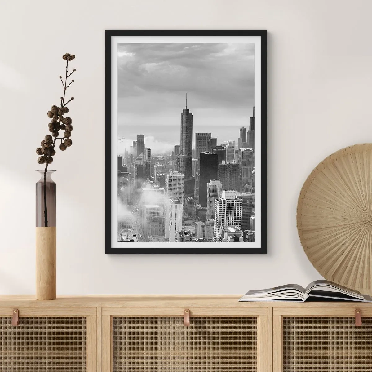 Plakat w czarnej ramie - Czarno-biały widok na panoramę miasta z wieżowcami w chmurach - 50x70cm - Pejzaż amerykański - Nowoczesna dekoracja ścienna do salonu i sypialni ARTTOR