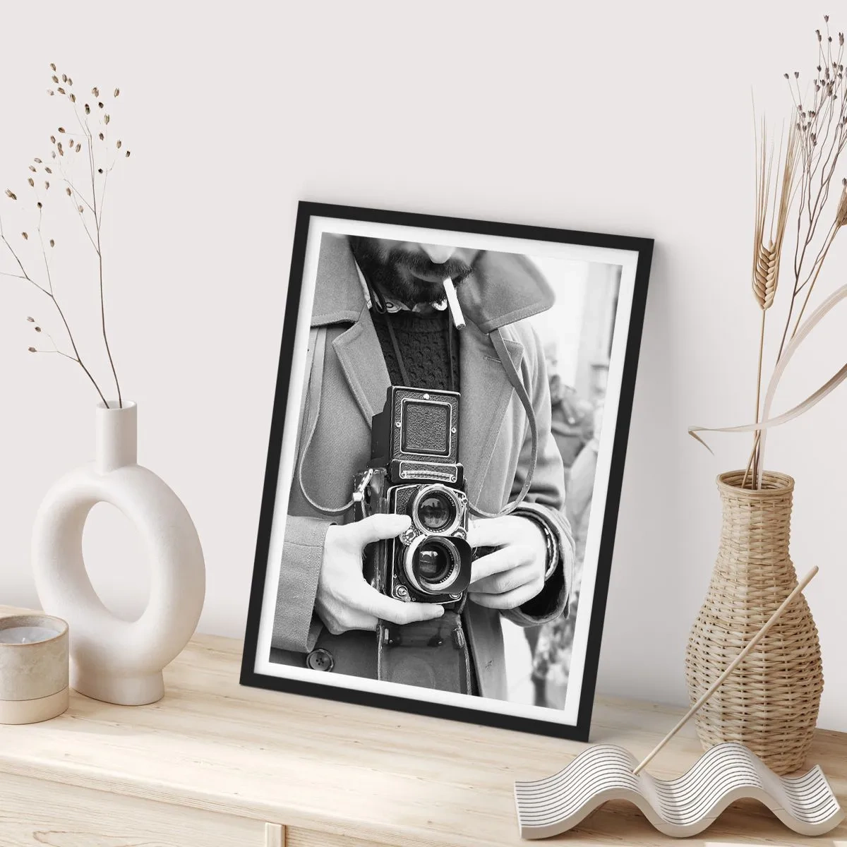 Plakat w czarnej ramie - Czarno-biały portret mężczyzny z aparatem analogowym - 50x70cm - W stylu retro - Nowoczesna dekoracja ścienna do salonu i sypialni ARTTOR