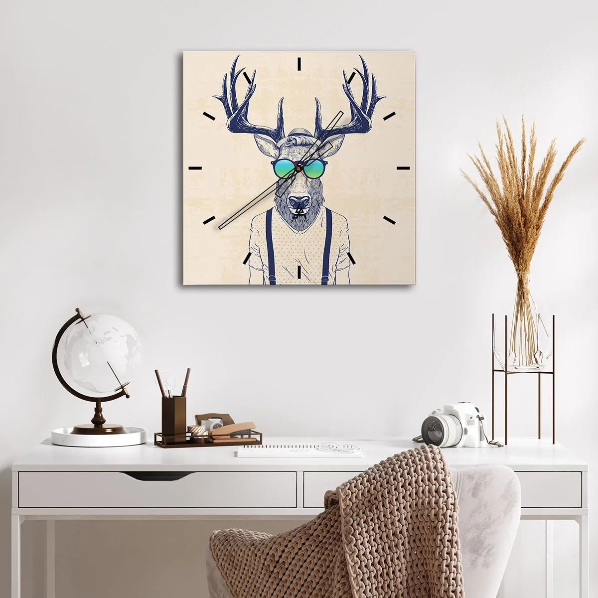 Zegar ścienny - Stylizowany jeleń w okularach przeciwsłonecznych - 30x30cm - A kogo się spodziewałeś? - Nowoczesna dekoracja ścienna do salonu i sypialni ARTTOR