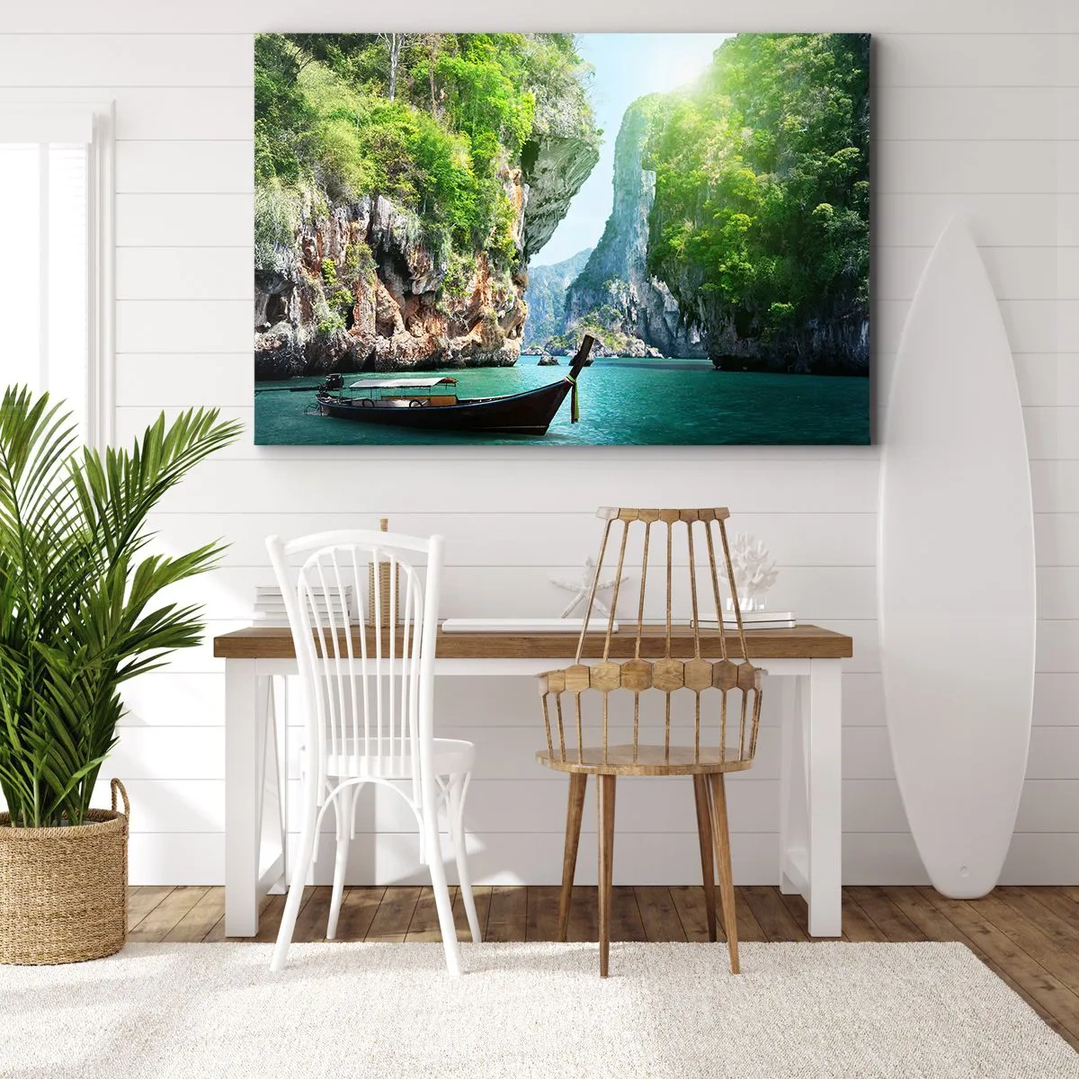 Obraz na płótnie - Tradycyjna łódź na tle tropikalnych klifów i turkusowej wody - 70x50cm - Zaproszenie do egzotycznej podróży - Nowoczesna dekoracja ścienna do salonu i sypialni ARTTOR