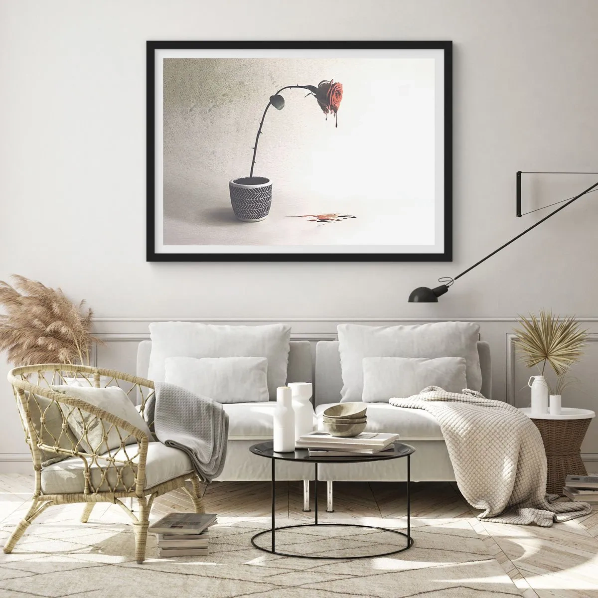 Plakat w czarnej ramie - Czerwona róża w doniczce z kroplami barwnika na białym tle - 100x70cm - Rosa dolorosa - Nowoczesna dekoracja ścienna do salonu i sypialni ARTTOR