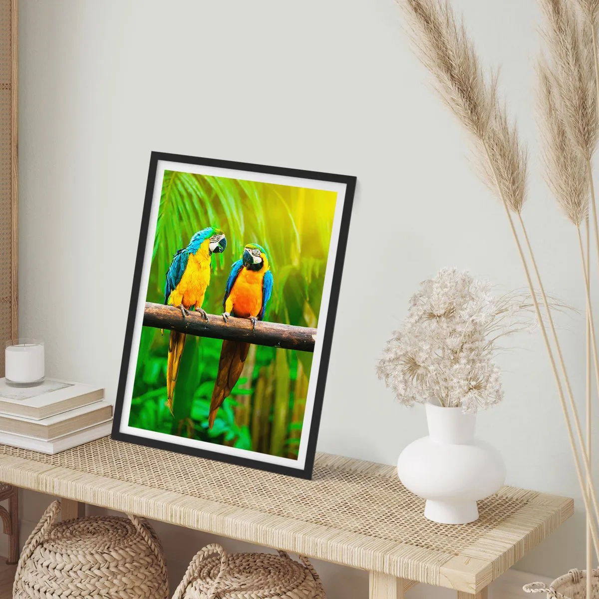 Plakat w czarnej ramie - Papugi w żywych kolorach w tropikalnym otoczeniu - 50x70cm - A słyszałaś, że ona…? - Nowoczesna dekoracja ścienna do salonu i sypialni ARTTOR