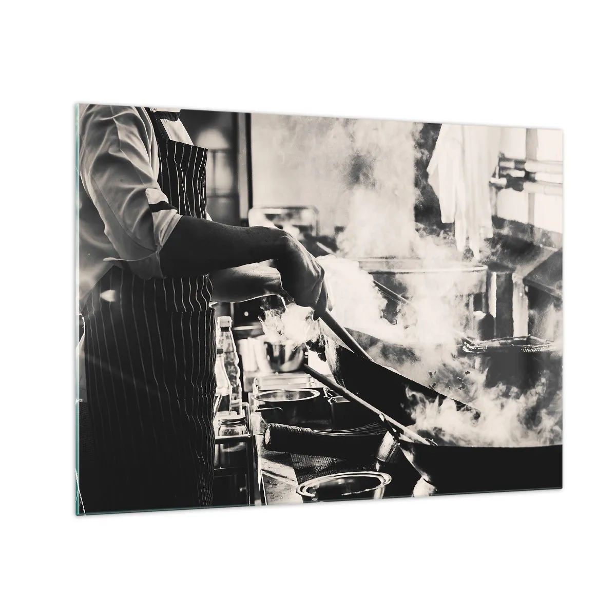 Obraz na szkle - Kucharz w akcji przy patelni w kuchni wypełnionej parą - 70x50cm - Alchemia smaków - Nowoczesna dekoracja ścienna do salonu i sypialni ARTTOR