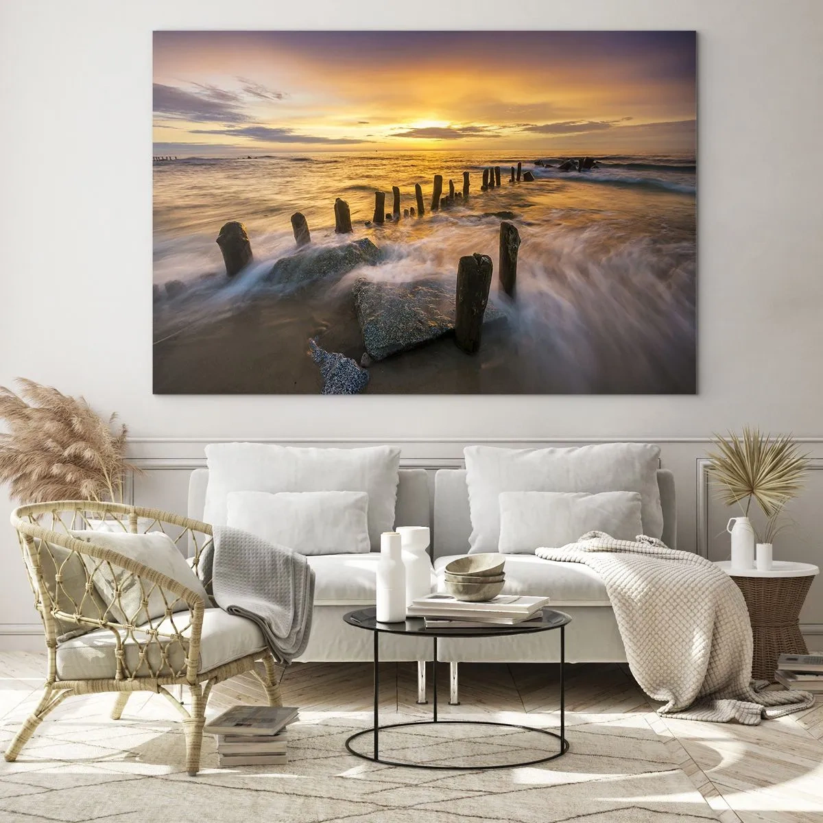 Obraz na szkle - Zachód słońca nad morzem z drewnianymi palami na plaży - 70x50cm - Surowe piękno Bałtyku - Nowoczesna dekoracja ścienna do salonu i sypialni ARTTOR