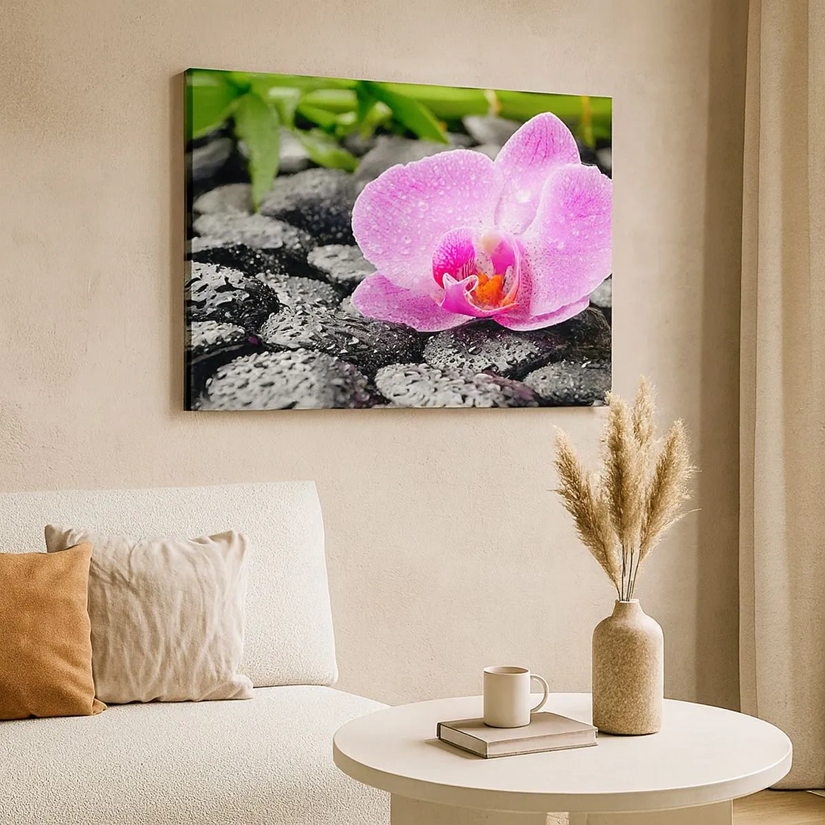 Obraz na płótnie - Różowa orchidea na mokrych czarnych kamieniach z zielonymi liśćmi - 70x50cm - Jak otwarte serce - Nowoczesna dekoracja ścienna do salonu i sypialni ARTTOR