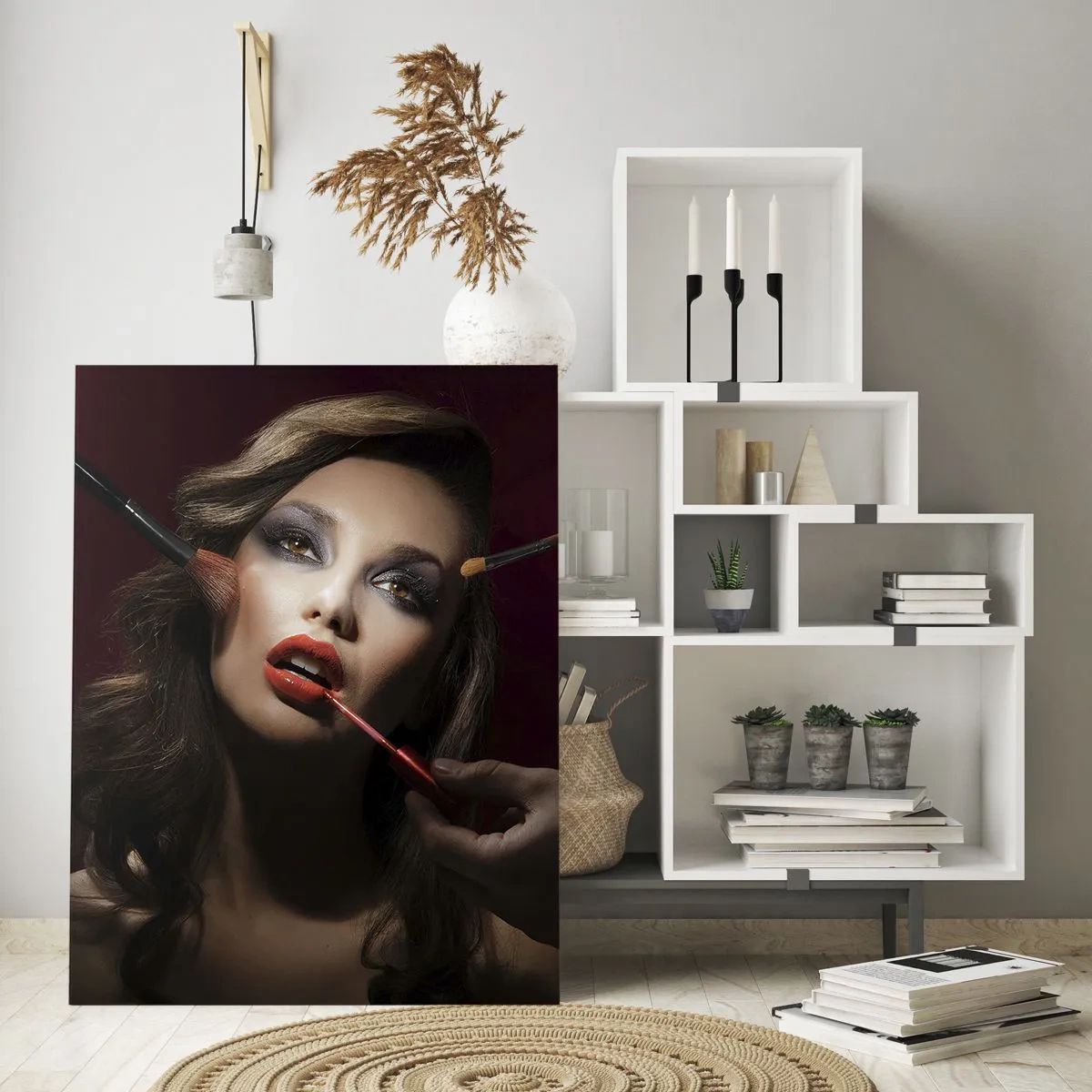 Obraz na szkle - Stylowy portret kobiety w trakcie makijażu na ciemnym tle - 70x100cm - Piękna rozmarzona - Nowoczesna dekoracja ścienna do salonu i sypialni ARTTOR
