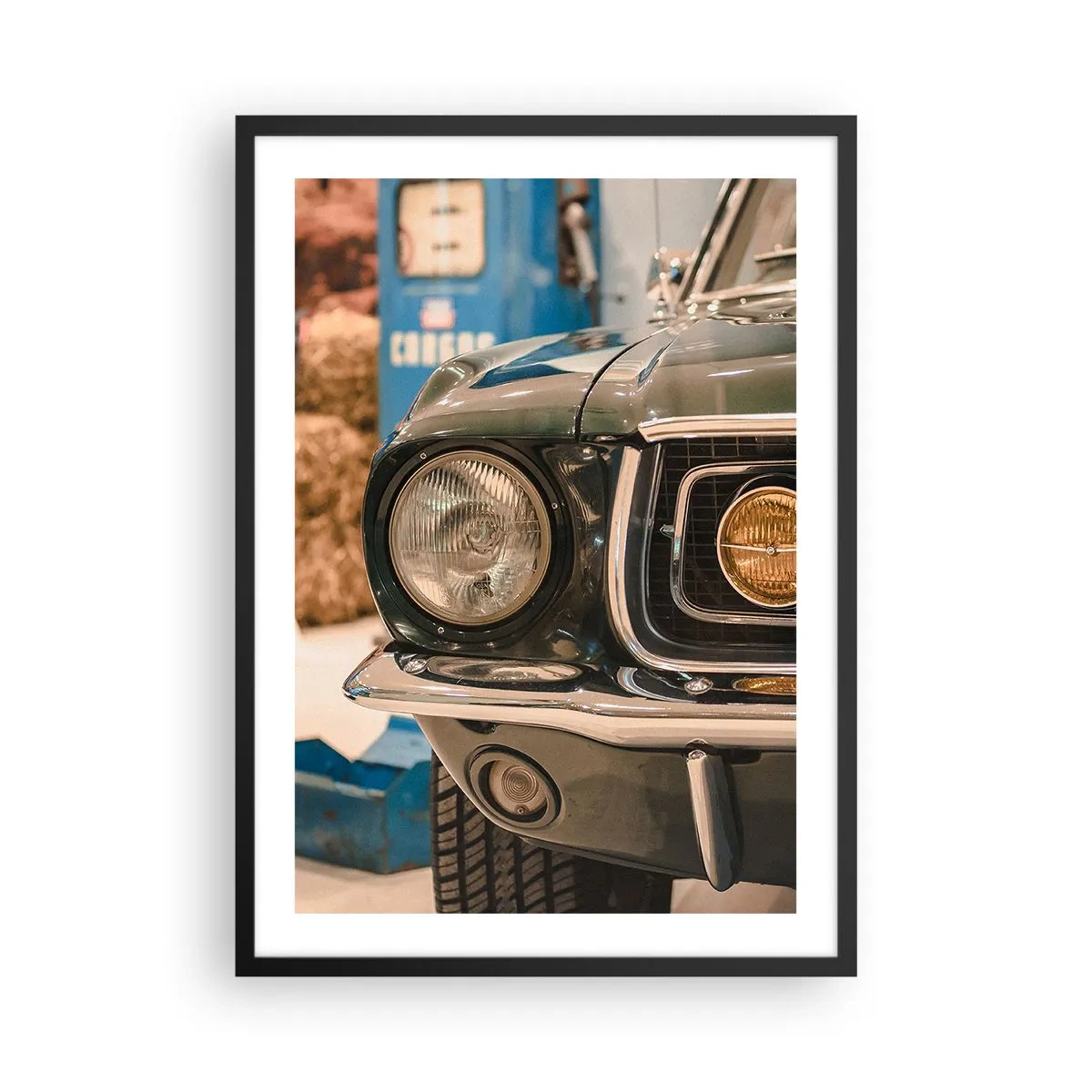 Plakat w czarnej ramie - Zbliżenie na klasyczny reflektor retro samochodu - 50x70cm - Spotkanie z legendą - Nowoczesna dekoracja ścienna do salonu i sypialni ARTTOR