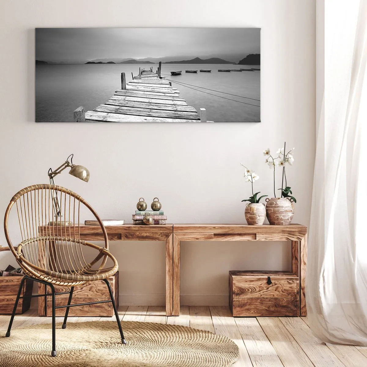 Obraz na płótnie - Czarno-biały widok na drewniany pomost i spokojne jezioro - 120x50cm - Za górami, za morzami - Nowoczesna dekoracja ścienna do salonu i sypialni ARTTOR