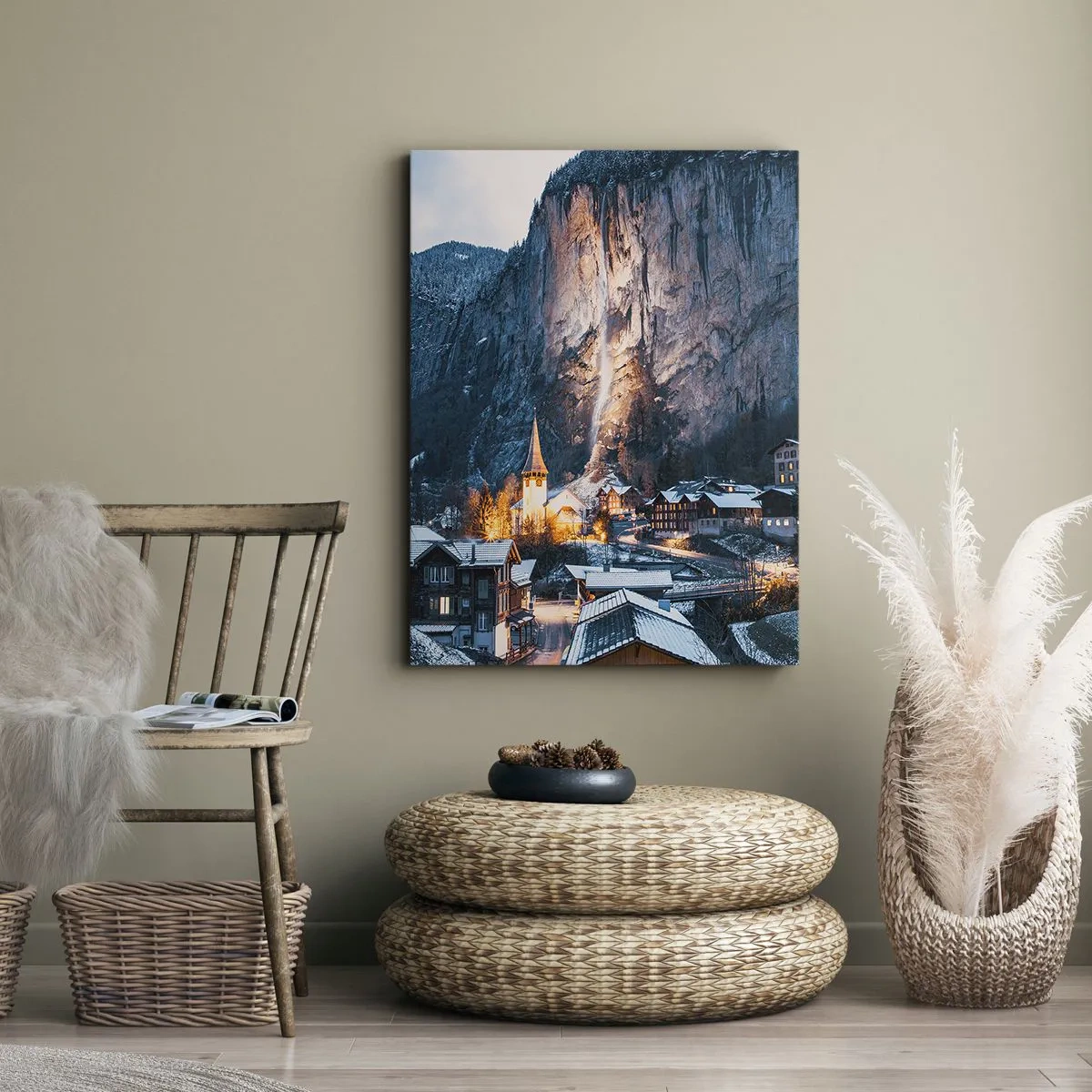 Obraz na płótnie - Zimowa wioska u podnóża gór z podświetlonym wodospadem - 50x70cm - Świetlisty duch zimy - Nowoczesna dekoracja ścienna do salonu, kuchni i sypialni ARTTOR