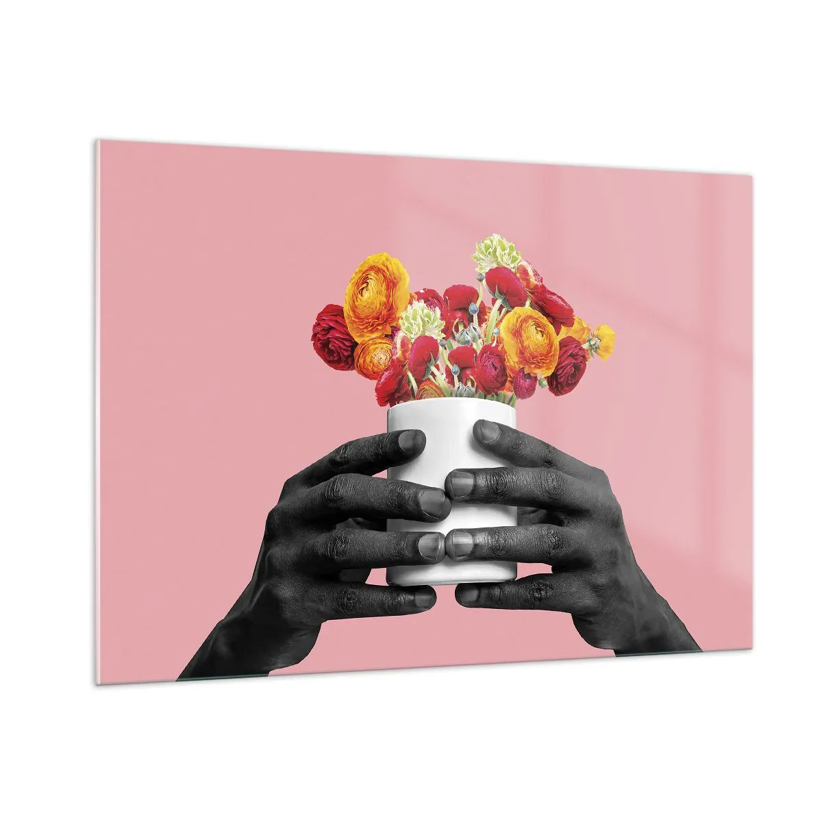 Obraz na szkle - Czarno-białe dłonie trzymające kolorowy bukiet kwiatów - 100x70cm - Apoteoza życia - Nowoczesna dekoracja ścienna do salonu, kuchni i sypialni ARTTOR