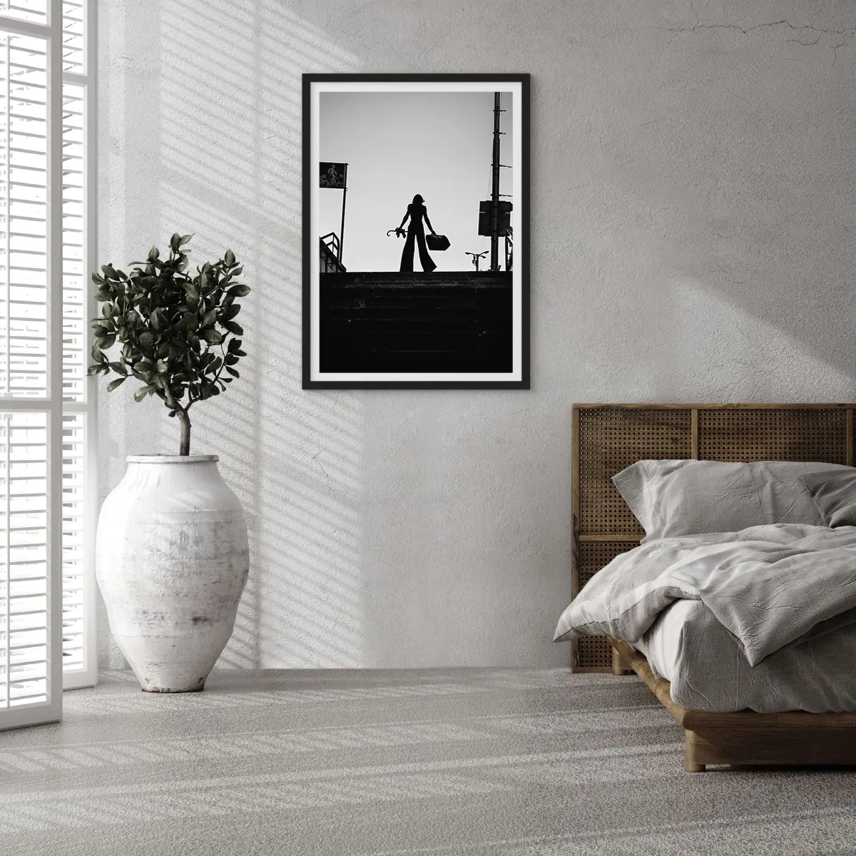 Plakat w czarnej ramie - Sylwetka kobiety z walizką na tle zachodzącego słońca - 50x70cm - Miejska wędrówka - Nowoczesna dekoracja ścienna do salonu i sypialni ARTTOR