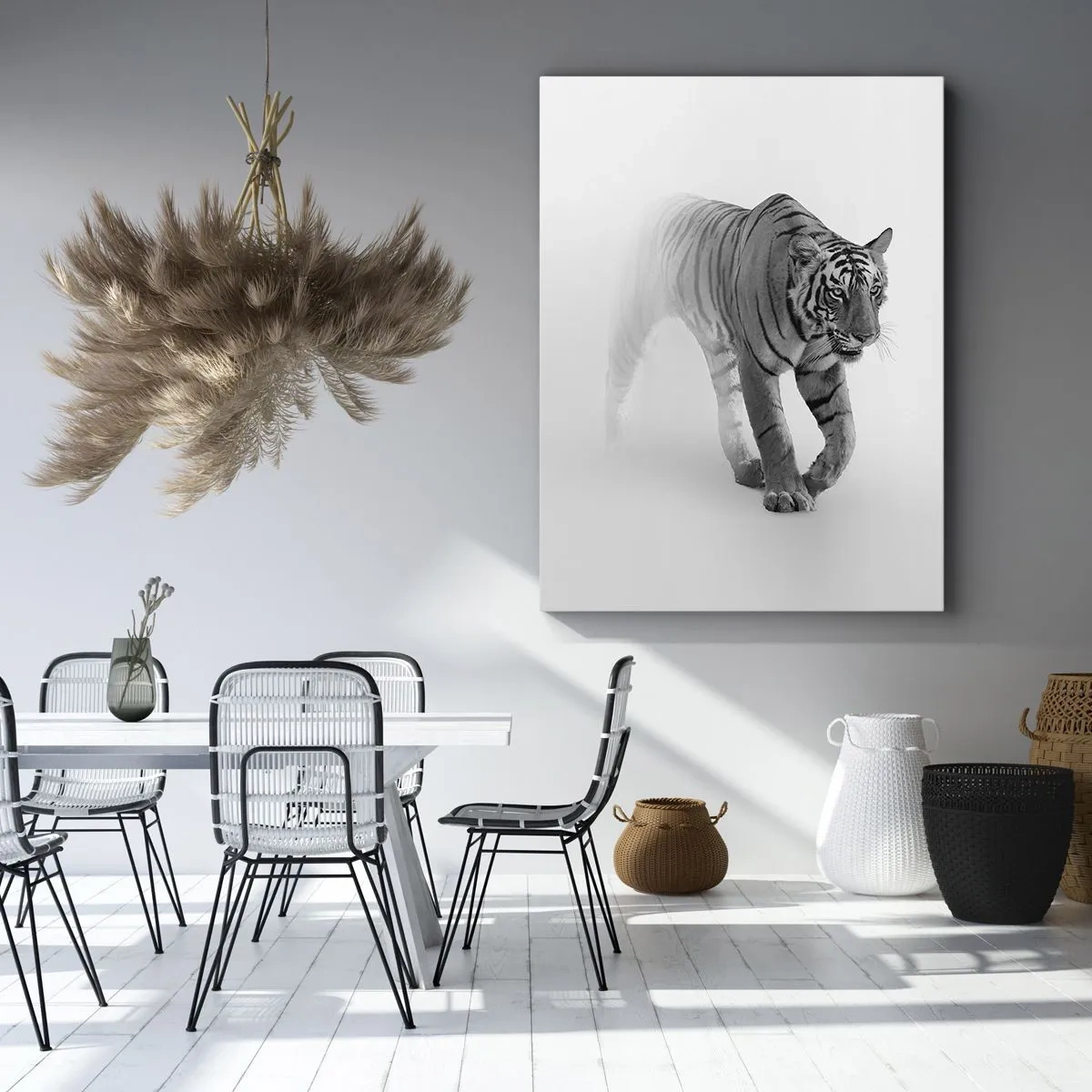 Obraz na płótnie - Czarno-biały tygrys wyłaniający się z mgły - 50x70cm - Przyczajony we mgle - Nowoczesna dekoracja ścienna do salonu, kuchni i sypialni ARTTOR