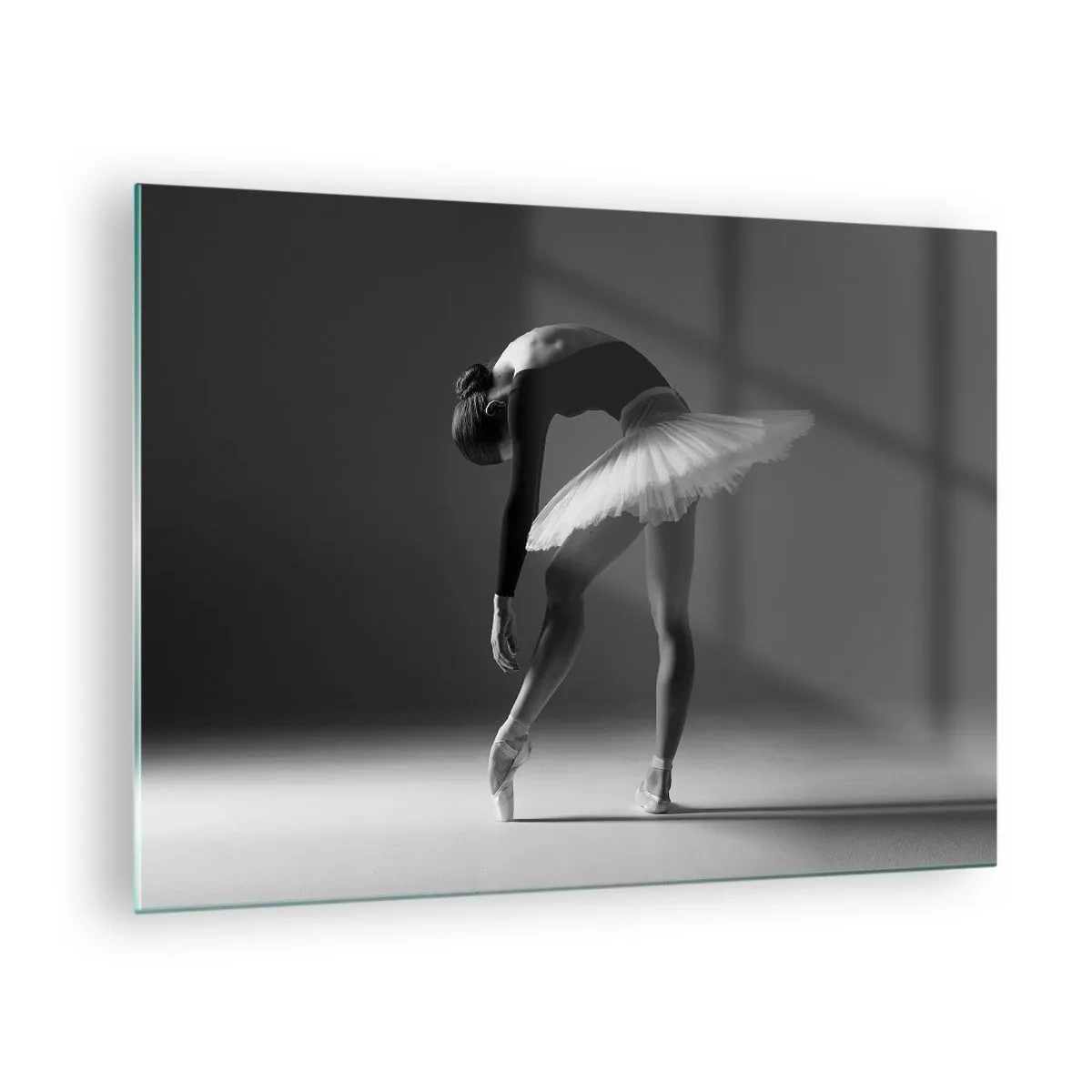 Obraz na szkle - Czarno-biała sylwetka baletnicy w pozie pełnej gracji - 70x50cm - Bella balerina - Nowoczesna dekoracja ścienna do salonu i sypialni ARTTOR