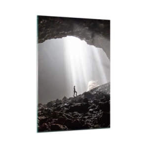 Obraz na szkle - Postać w jaskini oświetlonej promieniami światła, otoczonej przez ciemne skały - 50x70cm - Świetlista grota - Nowoczesna dekoracja ścienna do salonu, kuchni i sypialni ARTTOR