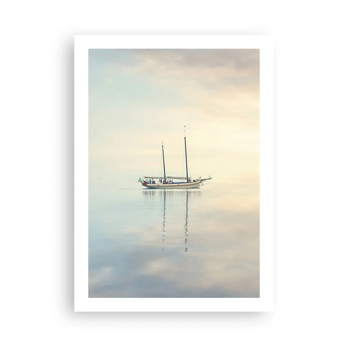 Plakat - Statek na spokojnym morzu z delikatnym odbiciem - 50x70cm - W morzu ciszy - Nowoczesna dekoracja ścienna do salonu, kuchni i sypialni ARTTOR