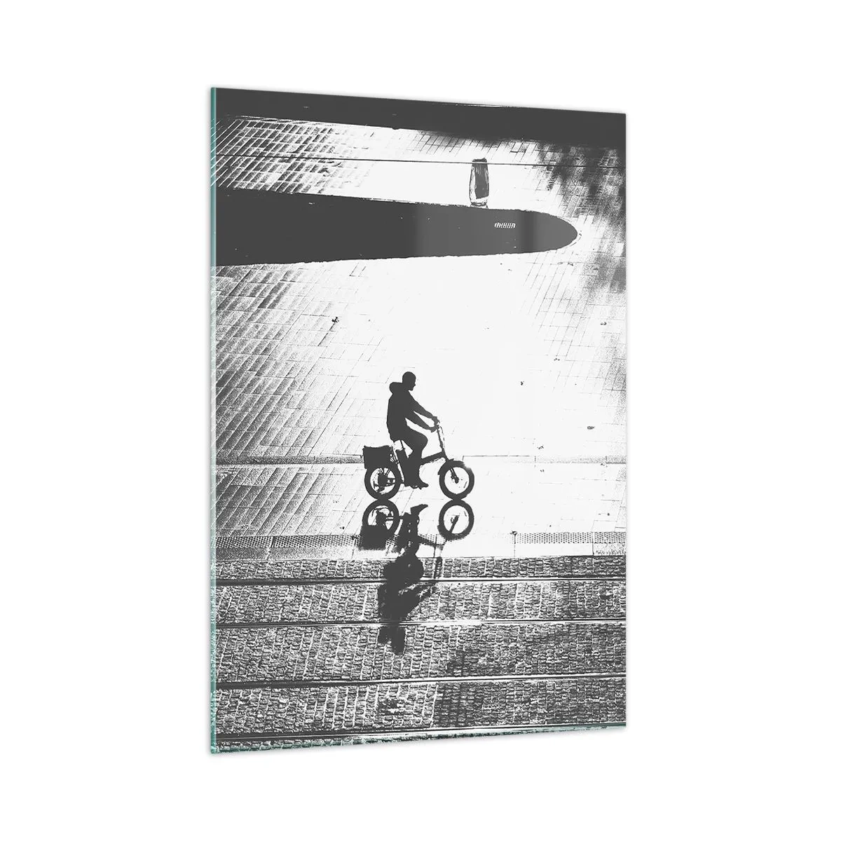 Obraz na szkle - Człowiek jadący na rowerze przez miasto, odbicie w wodzie, czarno-białe ujęcie - 50x70cm - Przed siebie, przez miasto - Nowoczesna dekoracja ścienna do salonu, kuchni i sypialni ARTTOR