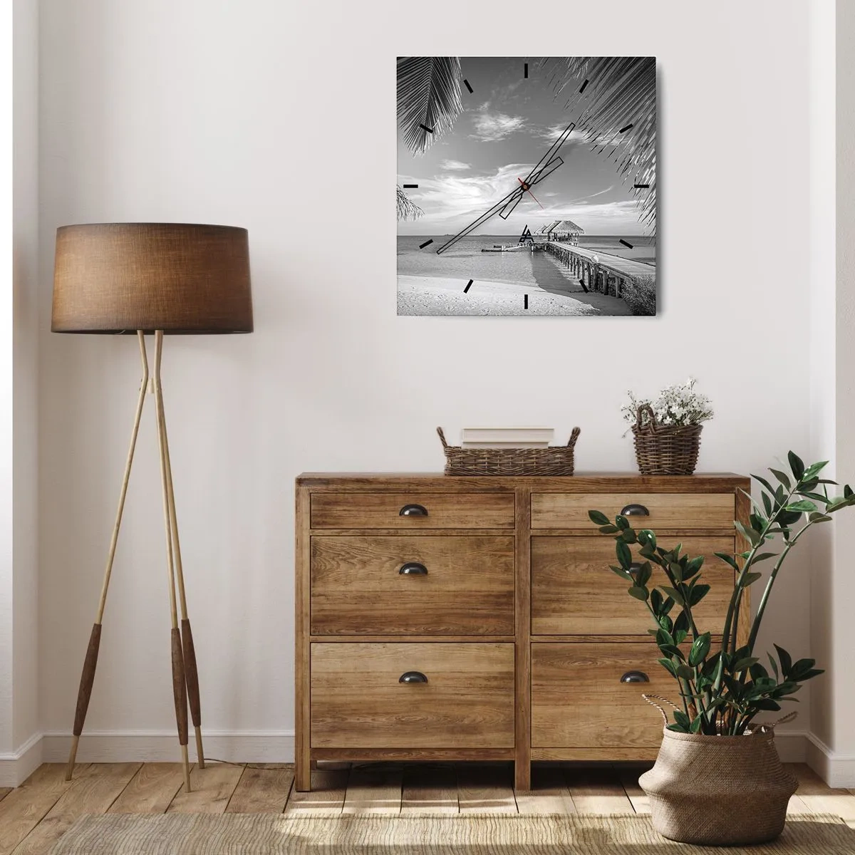 Zegar ścienny - Czarno-biała plaża z molo i palmami na tropikalnym wybrzeżu - 30x30cm - Wspomnienie czy marzenie? - Nowoczesna dekoracja ścienna do salonu i sypialni ARTTOR