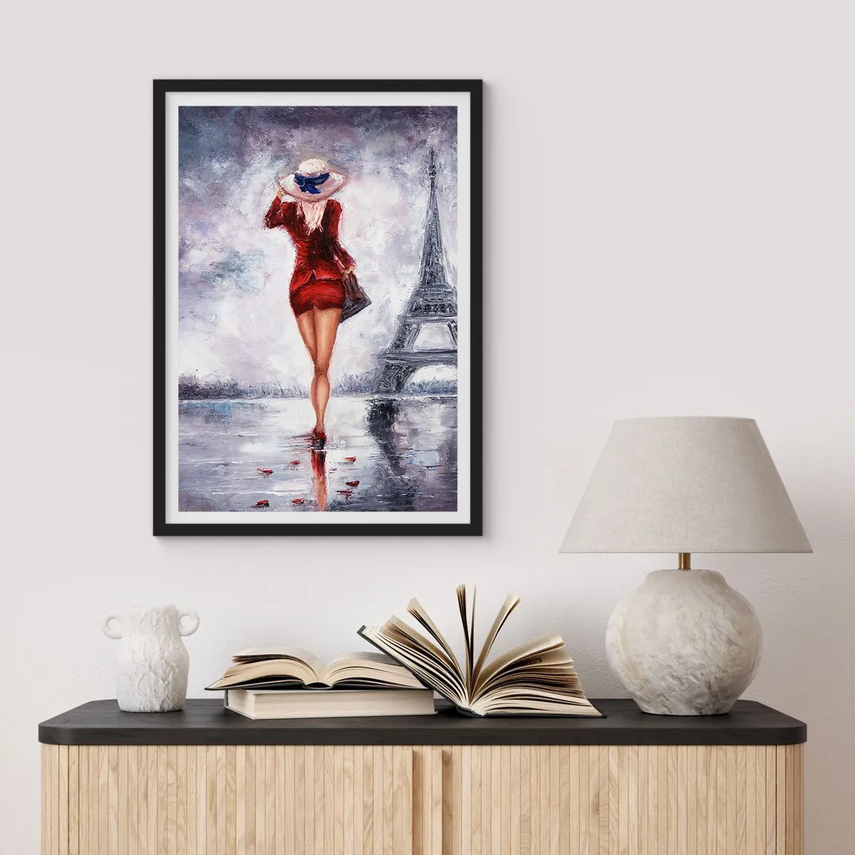 Plakat w czarnej ramie - Kobieta w czerwonej sukience idąca w stronę wieży Eiffla - 50x70cm - Paryskie symbole - Nowoczesna dekoracja ścienna do salonu i sypialni ARTTOR