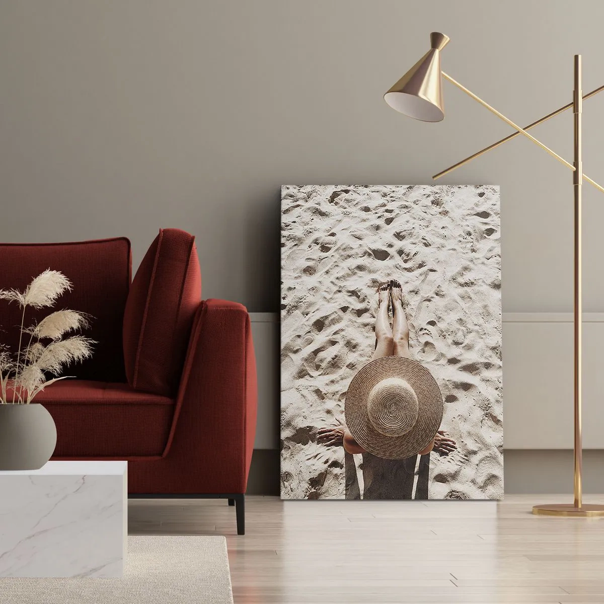 Obraz na płótnie - Kobieta w słomkowym kapeluszu leżąca na piasku - 50x70cm - Wymarzony czas - Nowoczesna dekoracja ścienna do salonu, kuchni i sypialni ARTTOR