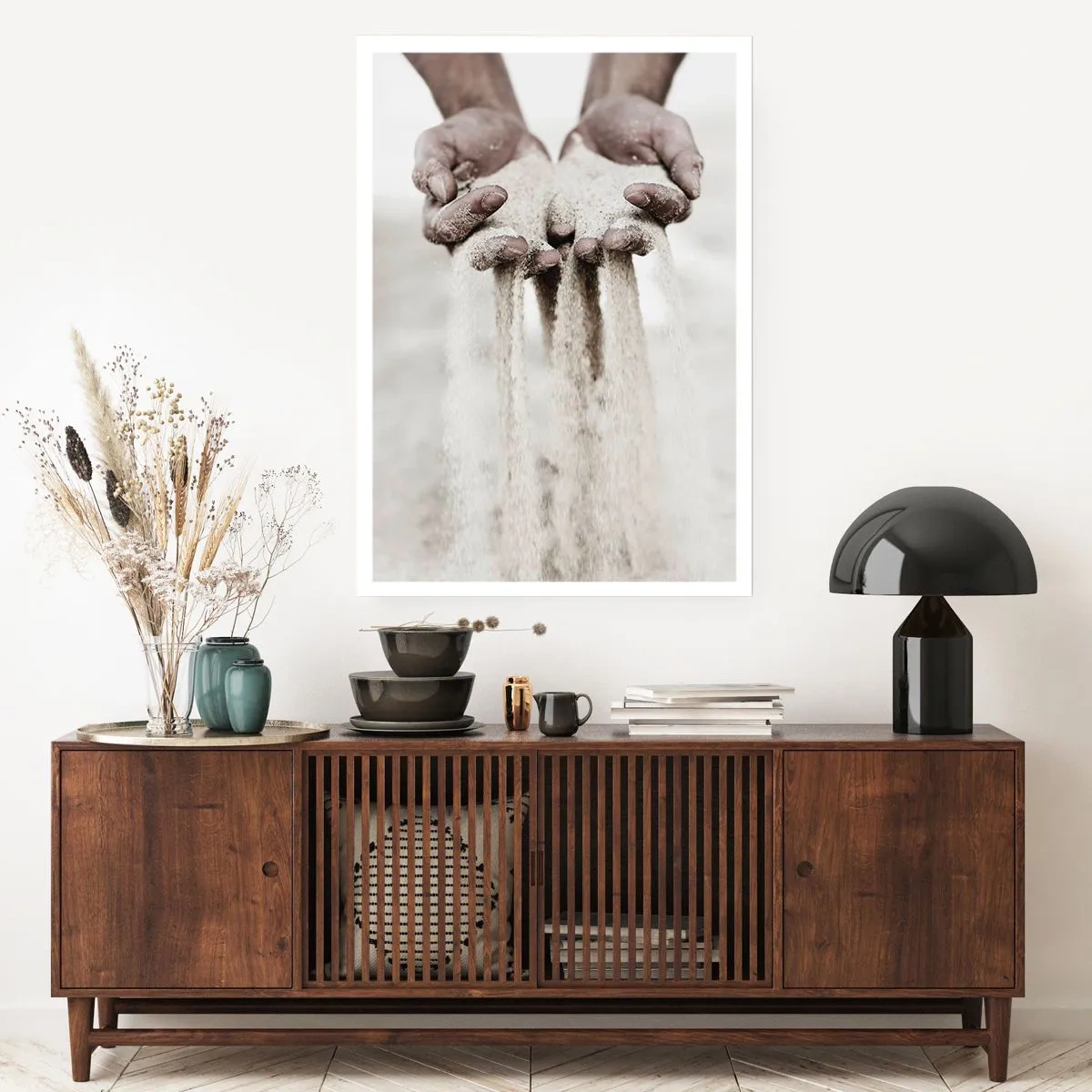 Plakat - Ręce trzymające piasek, symbolizujące ulotność i delikatność chwili - 50x70cm - Tymi rękoma… - Nowoczesna dekoracja ścienna do salonu, kuchni i sypialni ARTTOR