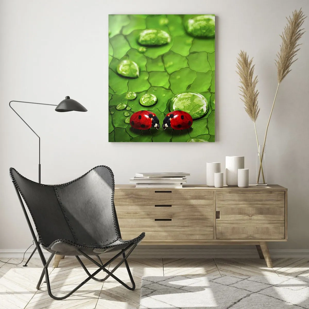 Obraz na szkle - Dwie biedronki na zielonym liściu z kroplami wody - 50x70cm - Spotkanie w zieleni - Nowoczesna dekoracja ścienna do salonu, kuchni i sypialni ARTTOR