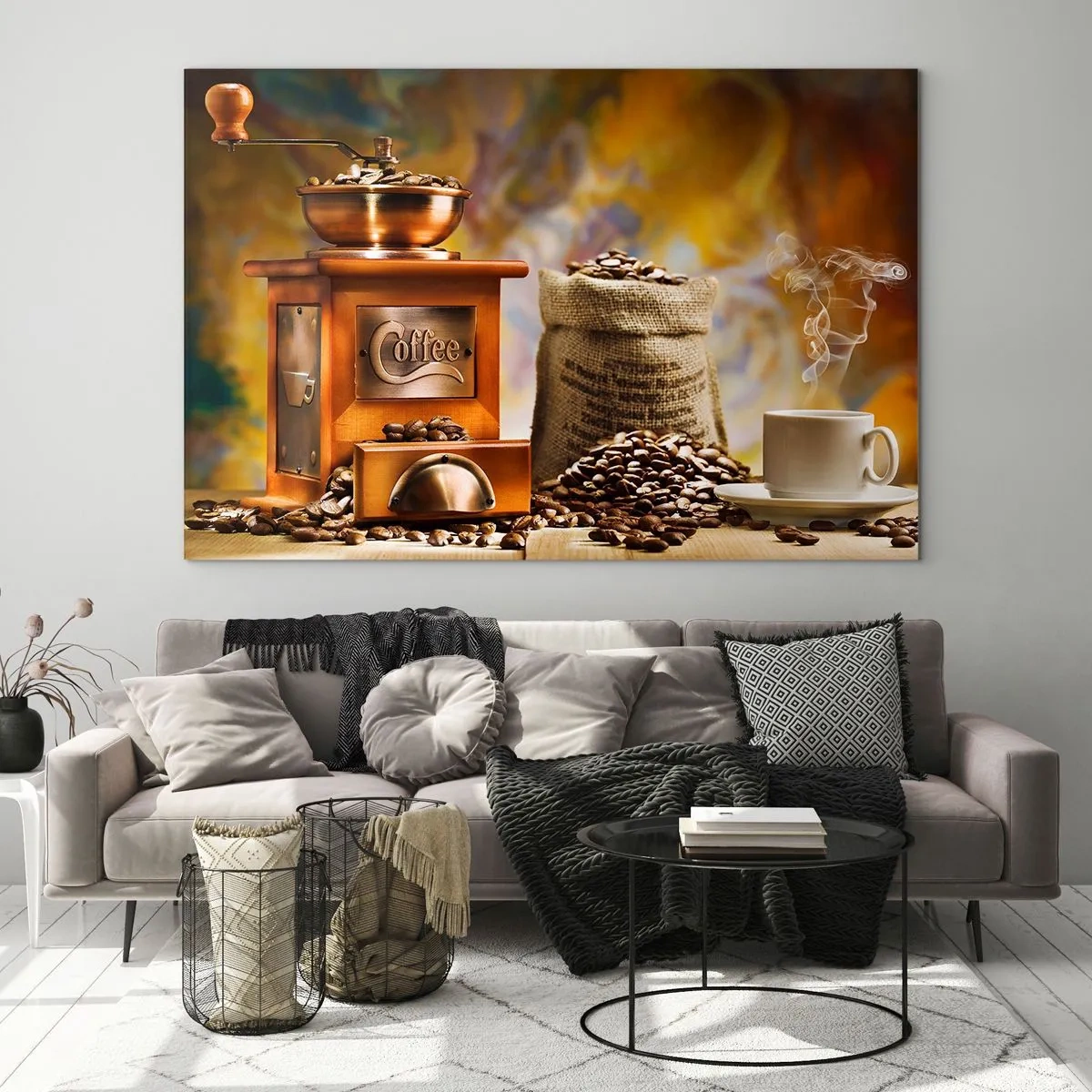 Obraz na szkle - Młynek do kawy, ziarna i filiżanka na drewnianym stole - 70x50cm - Chrzęst ziaren, terkot młynka - Nowoczesna dekoracja ścienna do salonu i sypialni ARTTOR
