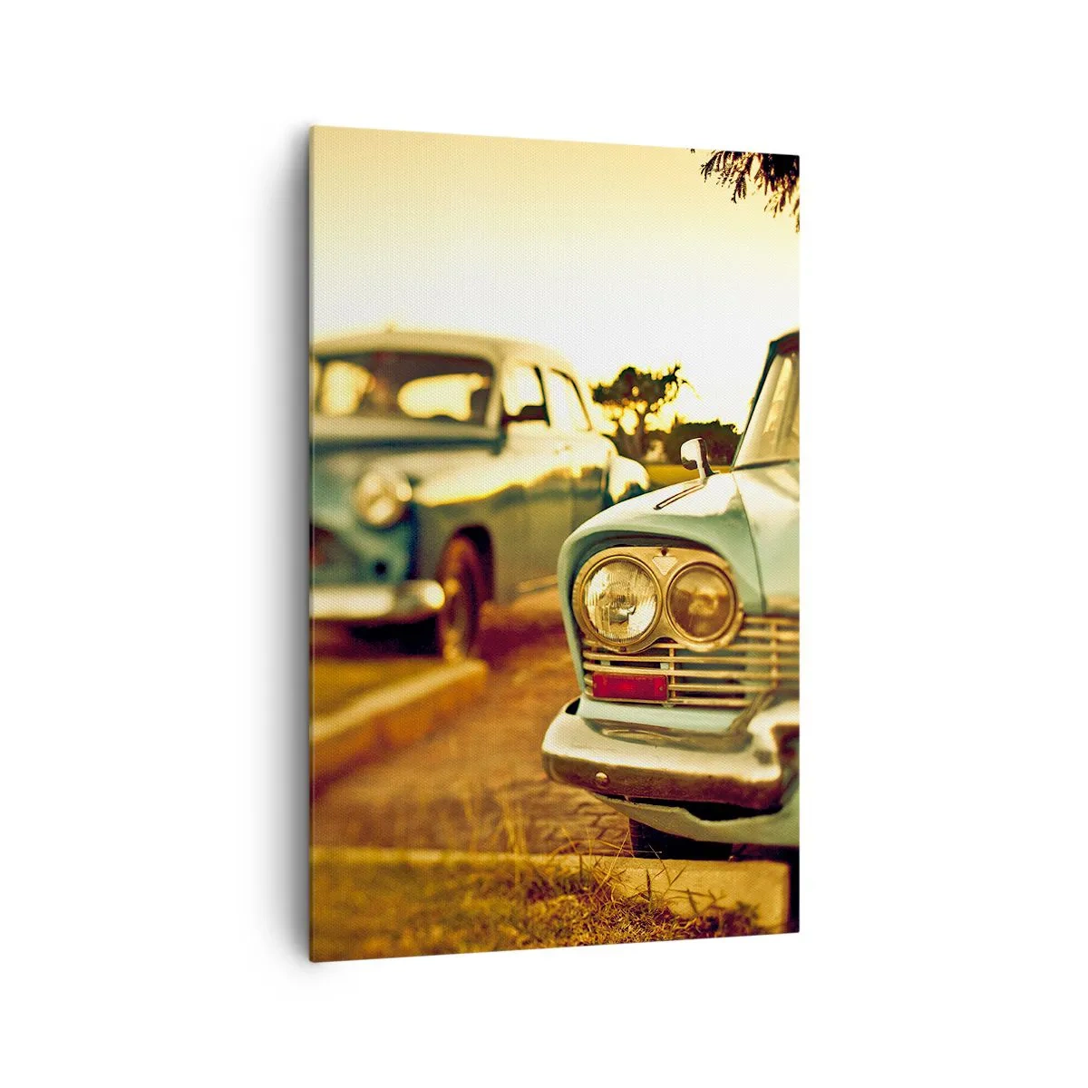 Obraz na płótnie - Klasyczne samochody w ciepłym świetle zachodu - 80x120cm - Poczekamy, zobaczymy - Nowoczesna dekoracja ścienna do salonu i sypialni ARTTOR