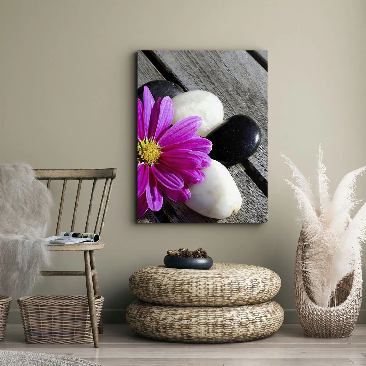 Obraz na płótnie - Różowy kwiat na tle drewnianych desek z kamieniami - 80x120cm - Odpoczynek na pomoście - Nowoczesna dekoracja ścienna do salonu i sypialni ARTTOR