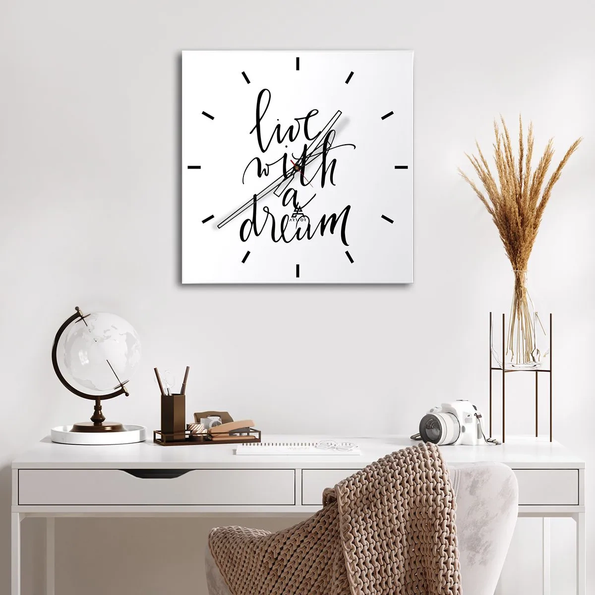 Zegar ścienny - Minimalistyczny obraz z napisem 'live with a dream' w czerni na białym tle - 30x30cm - Of course - Nowoczesna dekoracja ścienna do salonu i sypialni ARTTOR