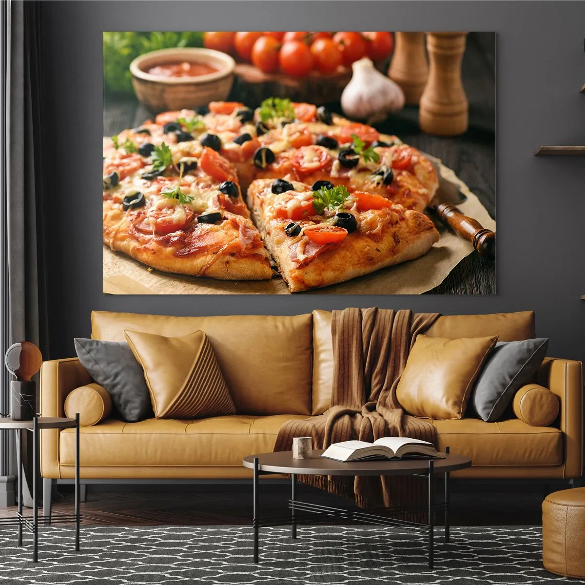 Obraz na szkle - Apetyczna pizza z pomidorami, oliwkami i ziołami - 100x70cm - Znów ci się upiekło - Nowoczesna dekoracja ścienna do salonu, kuchni i sypialni ARTTOR