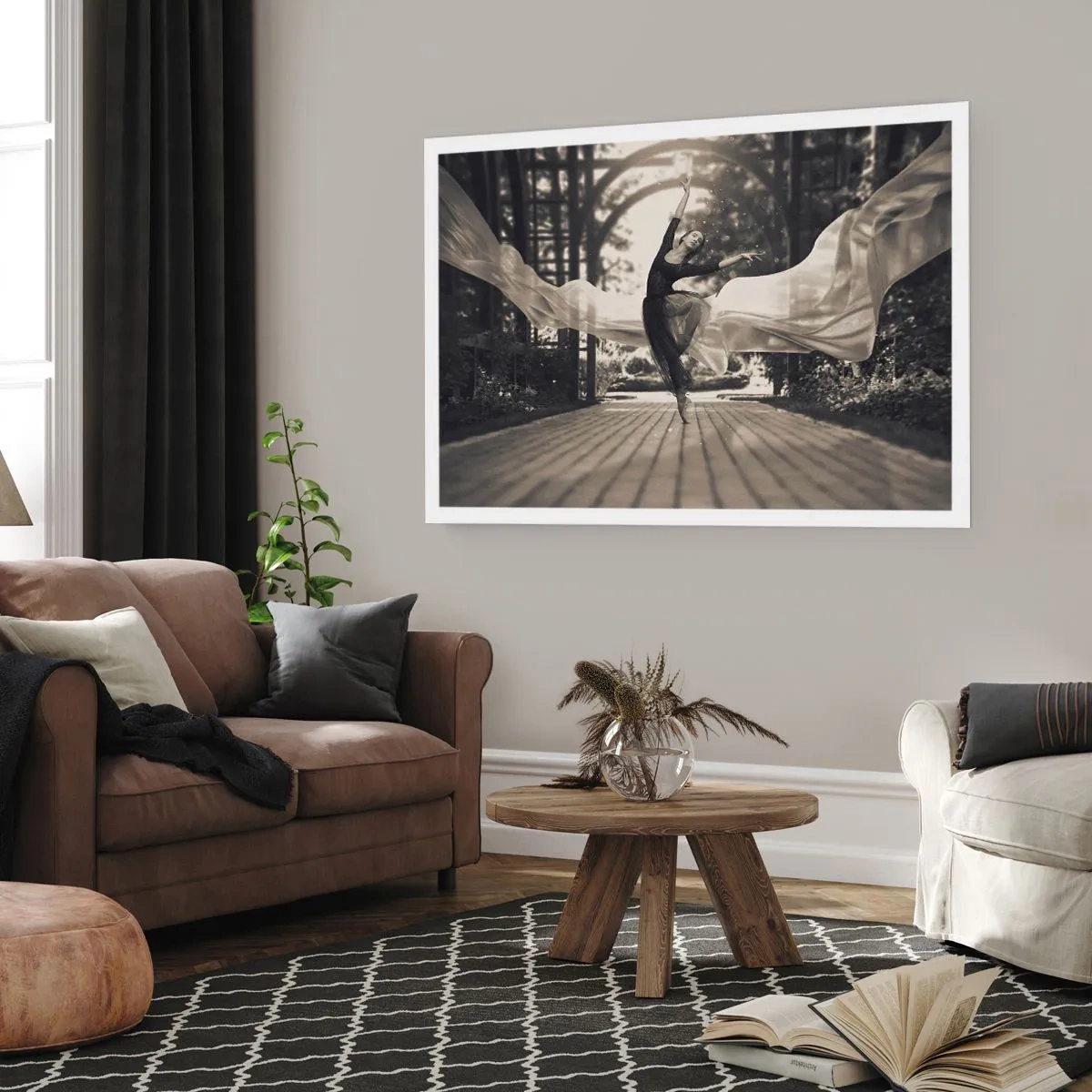 Plakat - Tancerka w zwiewnej sukni, wykonująca skok na tle ogrodu w czarno-białych odcieniach - 100x70cm - Taniec ducha ogrodu - Nowoczesna dekoracja ścienna do salonu i sypialni ARTTOR