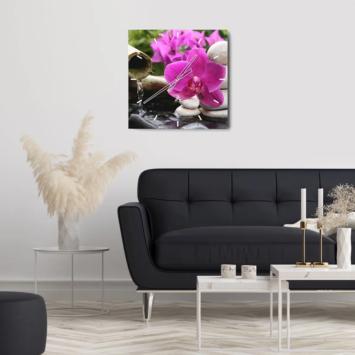 Zegar ścienny - Fioletowa orchidea, kamienie i bambus z wodą w relaksacyjnym otoczeniu - 30x30cm - Już odpoczywasz - Nowoczesna dekoracja ścienna do salonu i sypialni ARTTOR