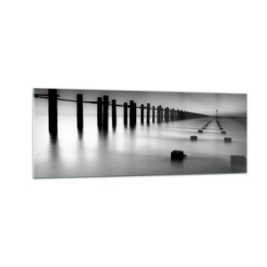 Obraz na szkle - Drewniane pale i betonowe bloki zanurzone w wodzie w czarno-białej tonacji - 140x50cm - Szara dal we mgle - Nowoczesna dekoracja ścienna do salonu i sypialni ARTTOR