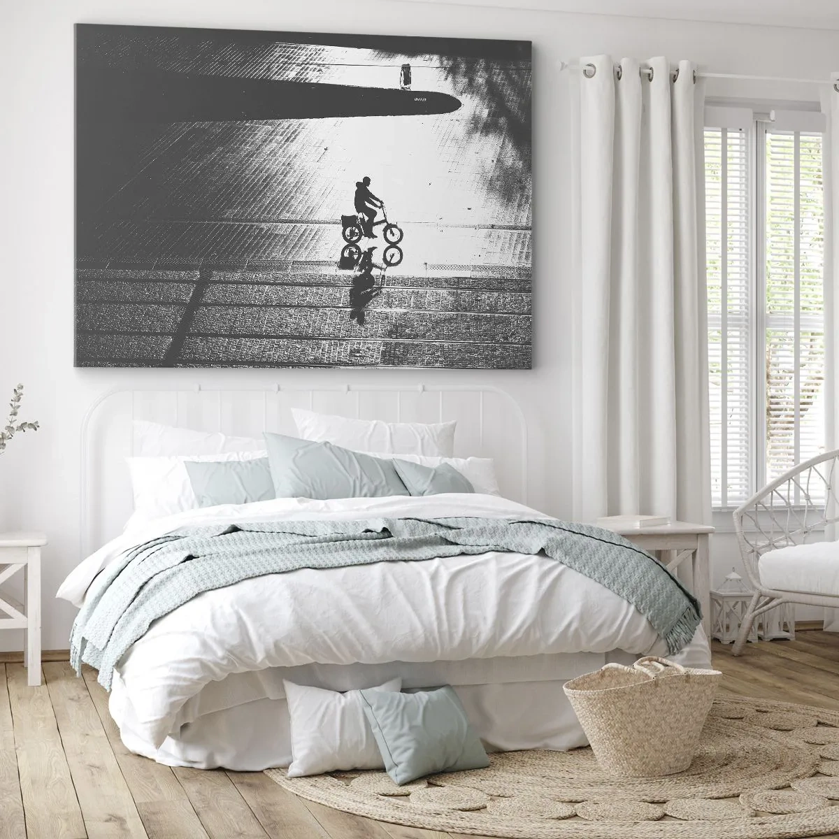 Obraz na płótnie - Czarno-biała sylwetka rowerzysty na mokrej ulicy - 70x50cm - Przed siebie, przez miasto - Nowoczesna dekoracja ścienna do salonu i sypialni ARTTOR
