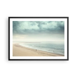 Plakat w czarnej ramie - Samotna postać na opustoszałej plaży przy spokojnym morzu - 70x50cm - w poszukiwaniu spokoju - Nowoczesna dekoracja ścienna do salonu i sypialni ARTTOR
