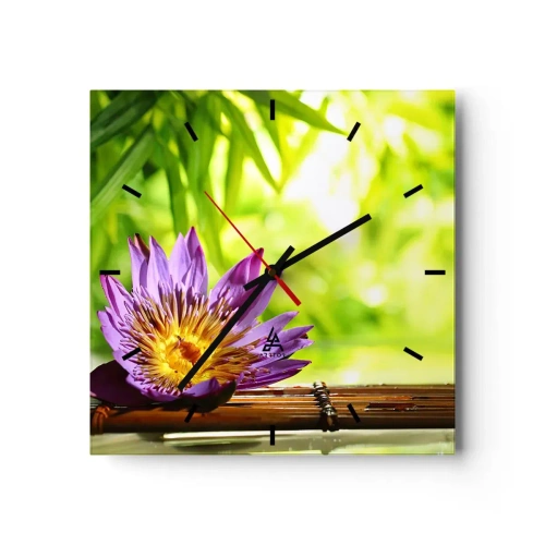 Zegar ścienny - Purpurowy kwiat lotosu na tle zielonych liści bambusa - 30x30cm - W azjatyckim słońcu - Nowoczesna dekoracja ścienna do salonu i sypialni ARTTOR