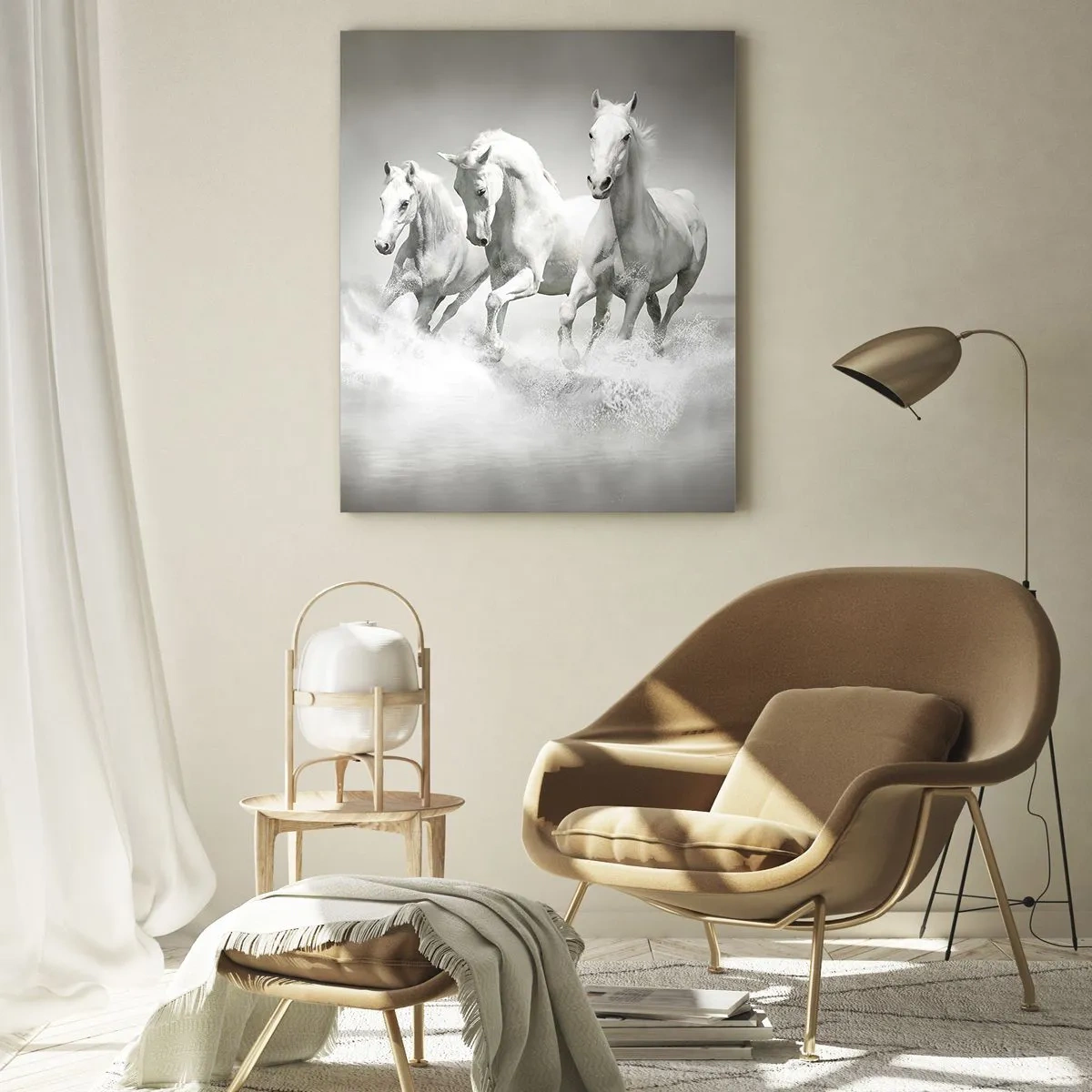 Obraz na szkle - Trzy białe konie galopujące przez wodę - 70x100cm - Białe szaleństwo - Nowoczesna dekoracja ścienna do salonu i sypialni ARTTOR