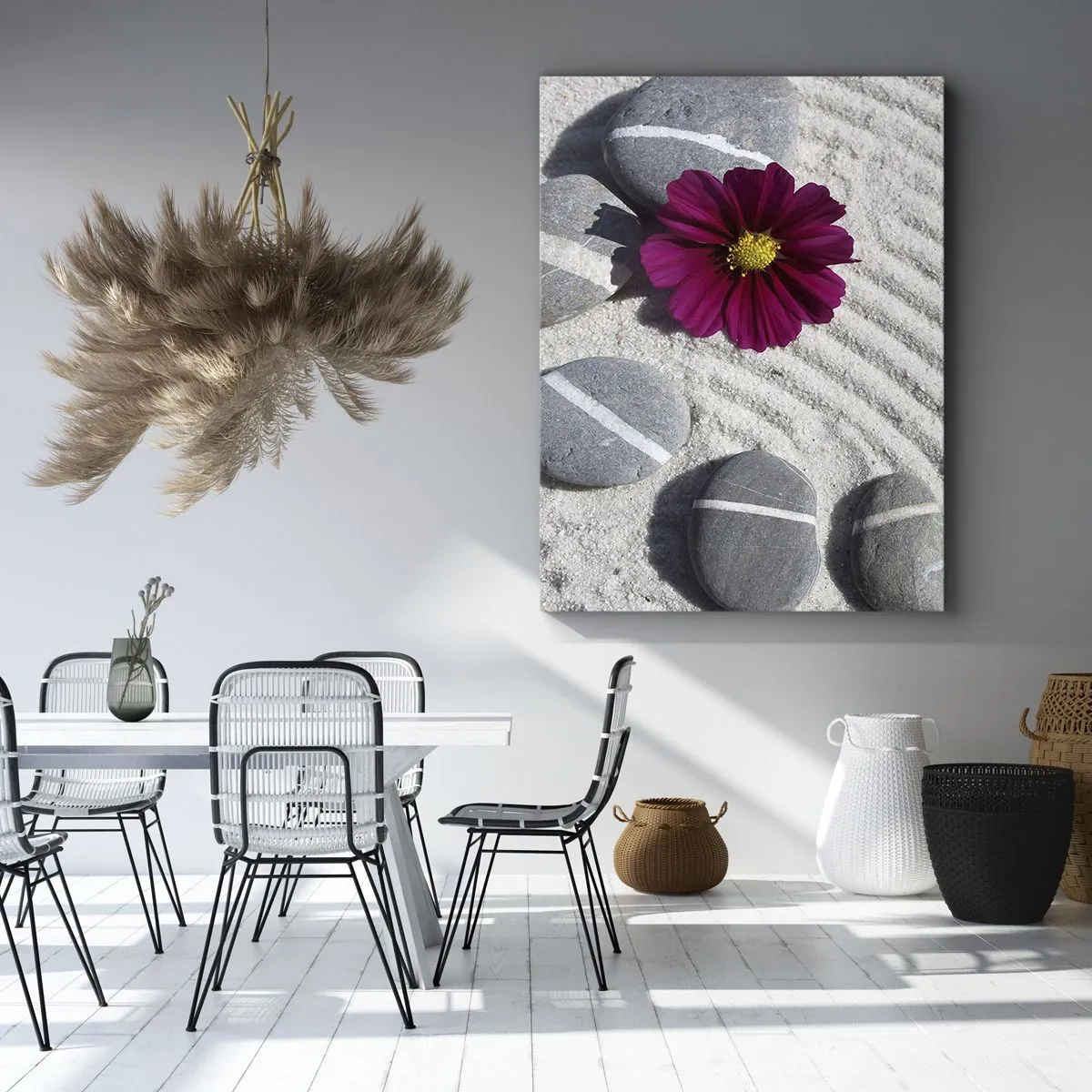 Obraz na płótnie - Fioletowy kwiat na piasku z kamieniami w stylu zen - 50x70cm - Energia i spokój magicznego kręgu natury - Nowoczesna dekoracja ścienna do salonu, kuchni i sypialni ARTTOR