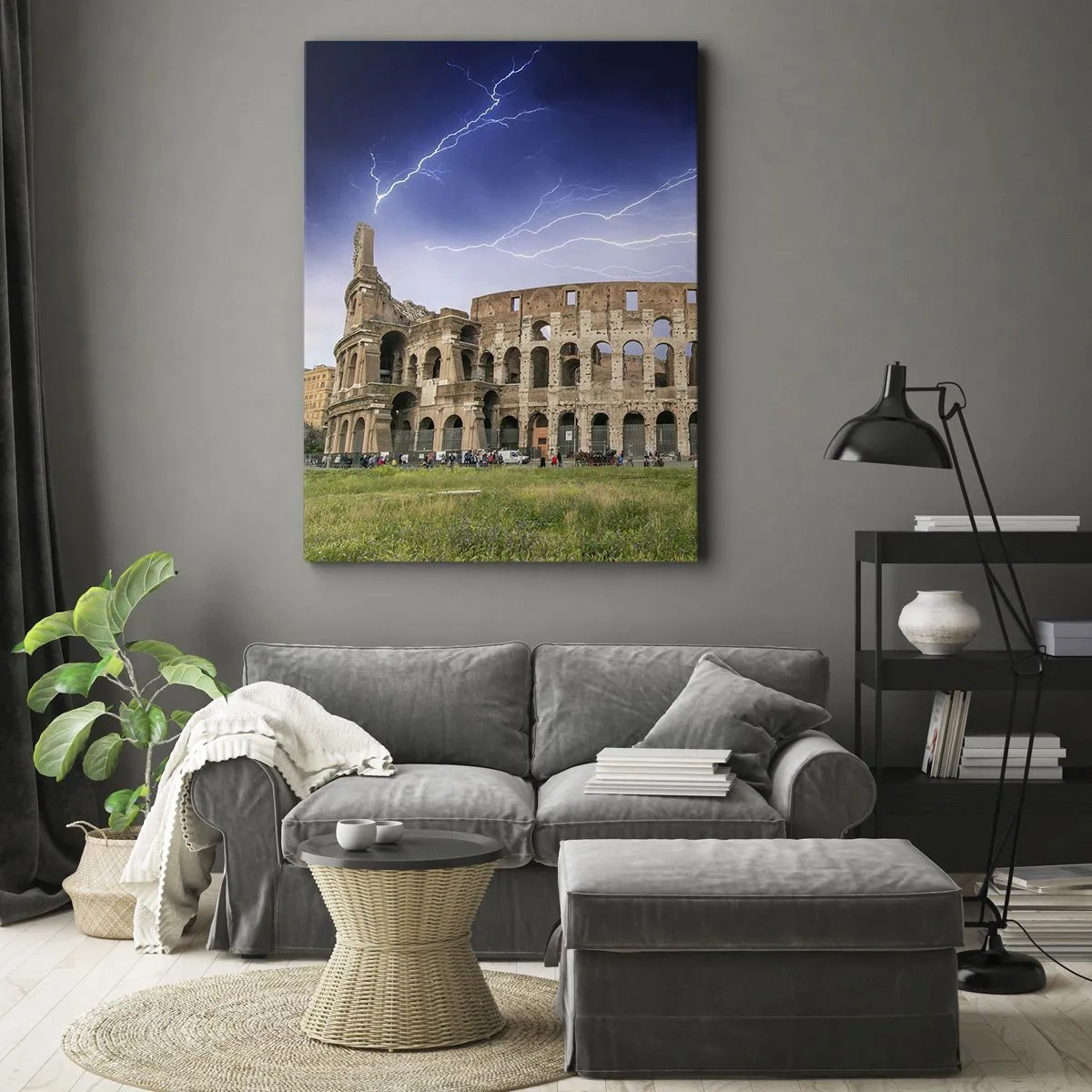 Obraz na płótnie - Koloseum z błyskawicą na tle nieba - 50x70cm - Arena walki - Nowoczesna dekoracja ścienna do salonu, kuchni i sypialni ARTTOR