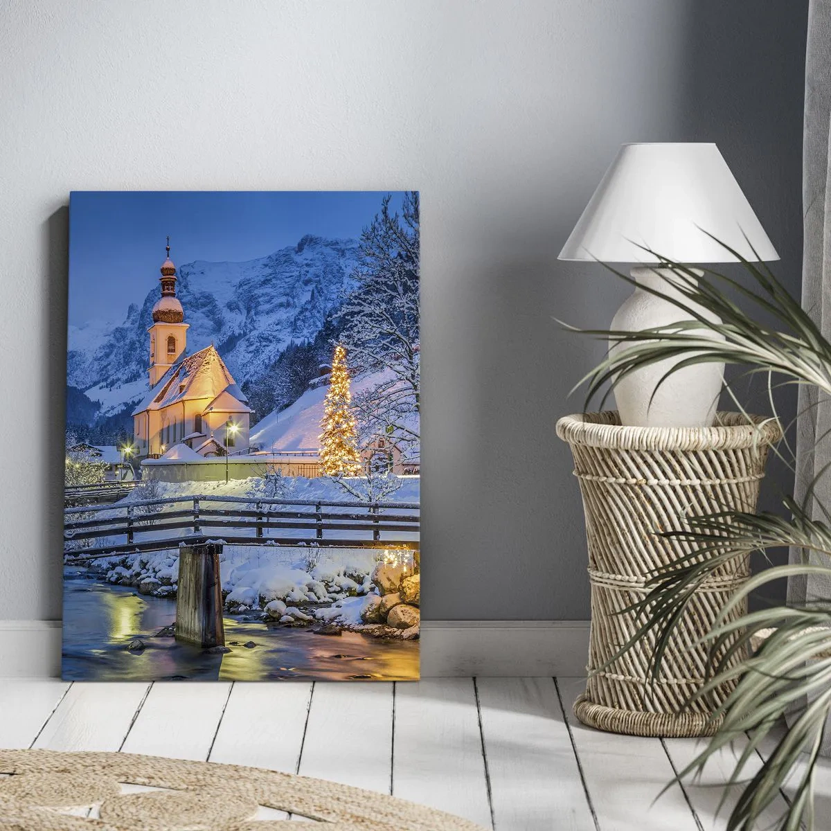 Obraz na płótnie - Zimowy krajobraz z kościołem, mostem i górami o zmierzchu - 80x120cm - Duch Świąt - Nowoczesna dekoracja ścienna do salonu i sypialni ARTTOR