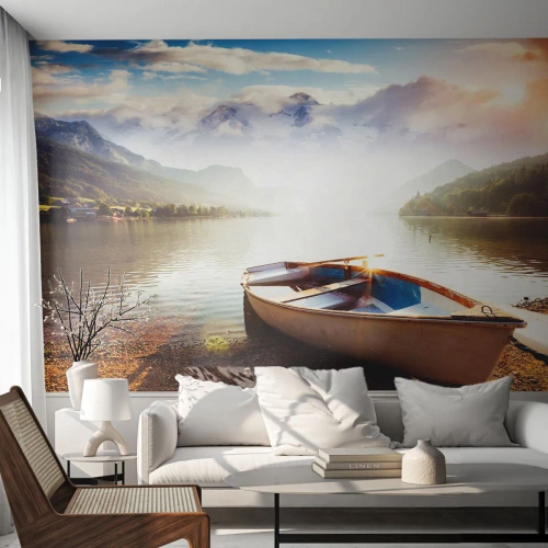 Fototapeta Premium Sand - Łódka nad jeziorem w otoczeniu gór przy zachodzie słońca - 100x70cm - Nad wodą wielką i czystą - Nowoczesna dekoracja ścienna do salonu, kuchni i sypialni ARTTOR