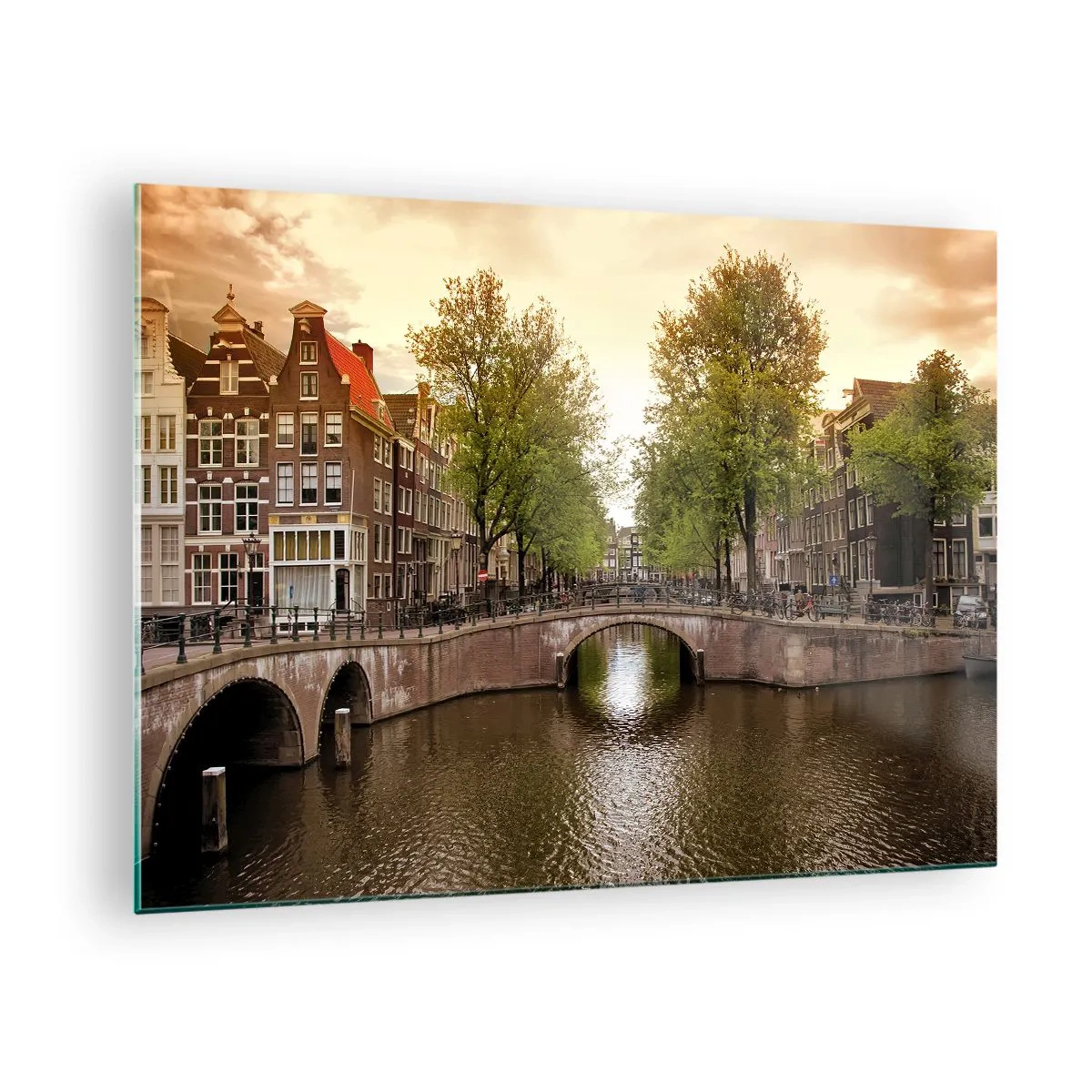 Obraz na szkle - Kanał i most w otoczeniu kamienic w Amsterdamie - 70x50cm - Łodzią czy rowerem? - Nowoczesna dekoracja ścienna do salonu i sypialni ARTTOR