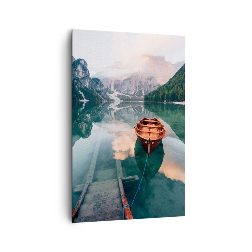 Obraz na płótnie - Drewniana łódź przycumowana do pomostu na tle gór i spokojnego jeziora - 80x120cm - Spokojny sen gór - Nowoczesna dekoracja ścienna do salonu i sypialni ARTTOR