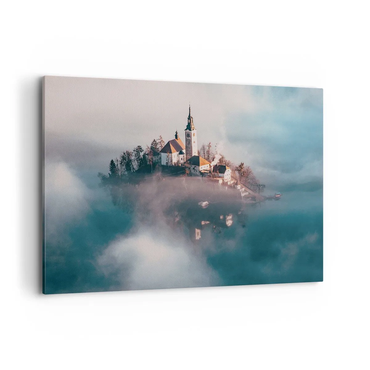 Obraz na płótnie - Malownicza wyspa z kościołem w otoczeniu mgły - 100x70cm - Wyspa marzeń - Nowoczesna dekoracja ścienna do salonu, kuchni i sypialni ARTTOR