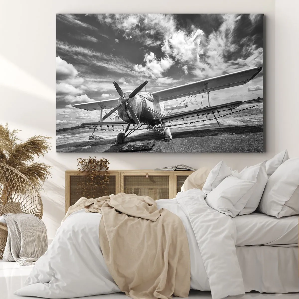 Obraz na płótnie - Stary samolot na lotnisku w czarno-białym ujęciu - 70x50cm - Nie mogę się doczekać! - Nowoczesna dekoracja ścienna do salonu i sypialni ARTTOR