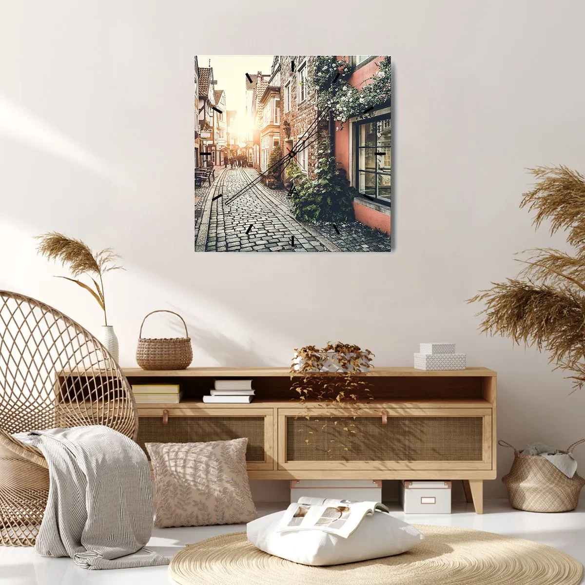 Zegar ścienny - Urokliwa uliczka z kamiennym brukiem i kwiatami - 30x30cm - Różany zaułek w różowym blasku - Nowoczesna dekoracja ścienna do salonu i sypialni ARTTOR