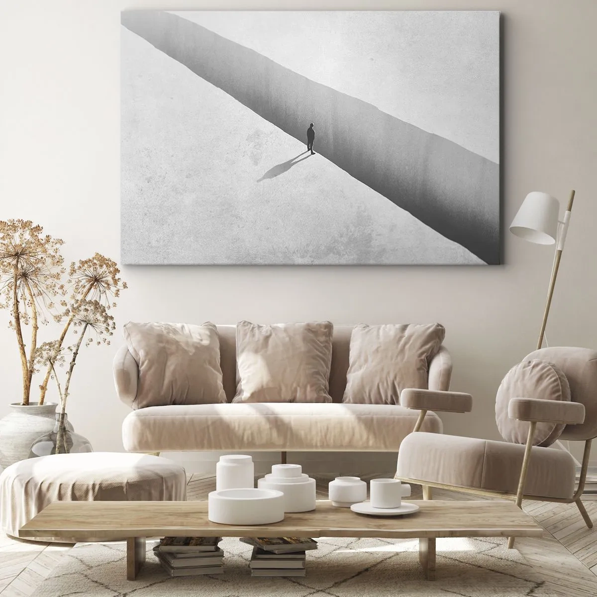 Obraz na płótnie - Samotna postać nad głęboką przepaścią w monochromatycznej scenerii - 70x50cm - Jasny cel - Nowoczesna dekoracja ścienna do salonu i sypialni ARTTOR